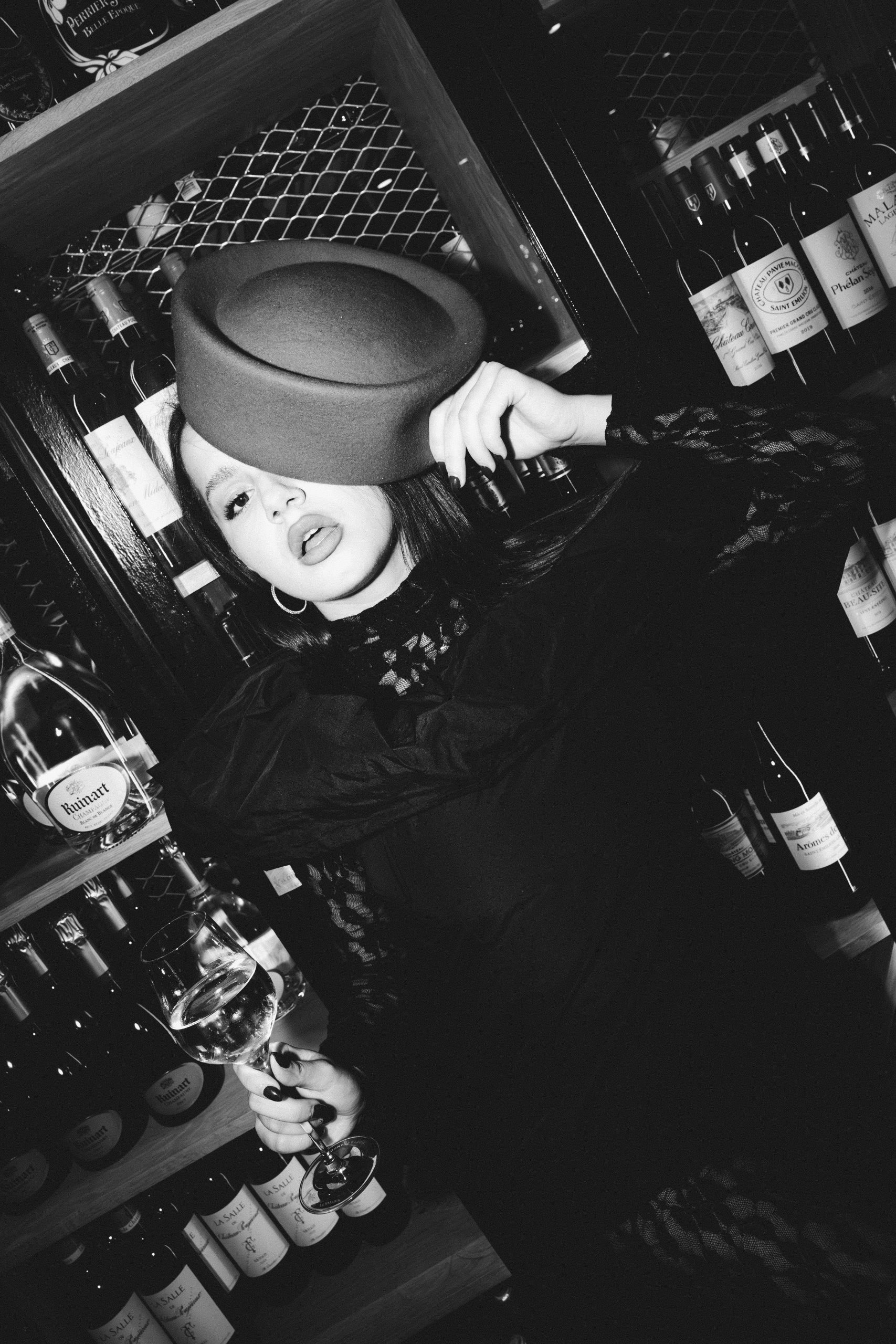 femme verre vin cave restaurant bar Ibaïa Bordeaux Chartrons