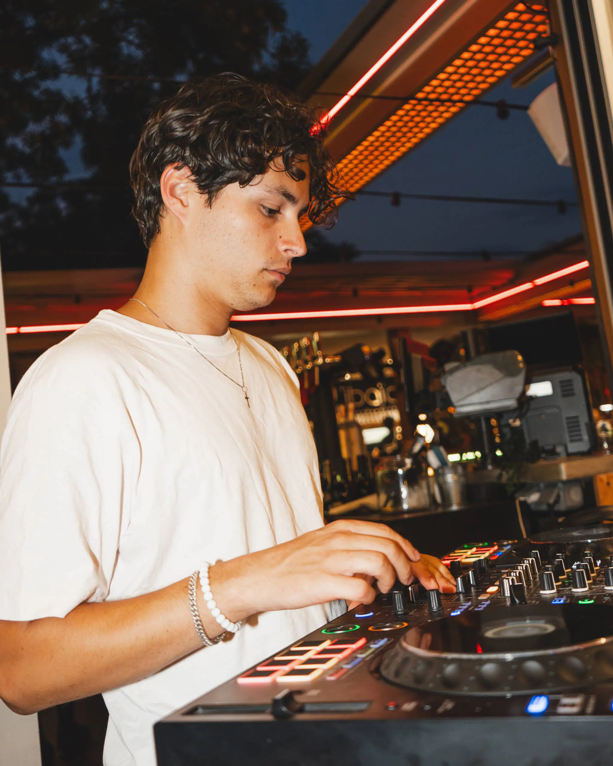 DJ mixant dans le restaurant Ibaïa à Bordeaux en ambiance lounge et festive