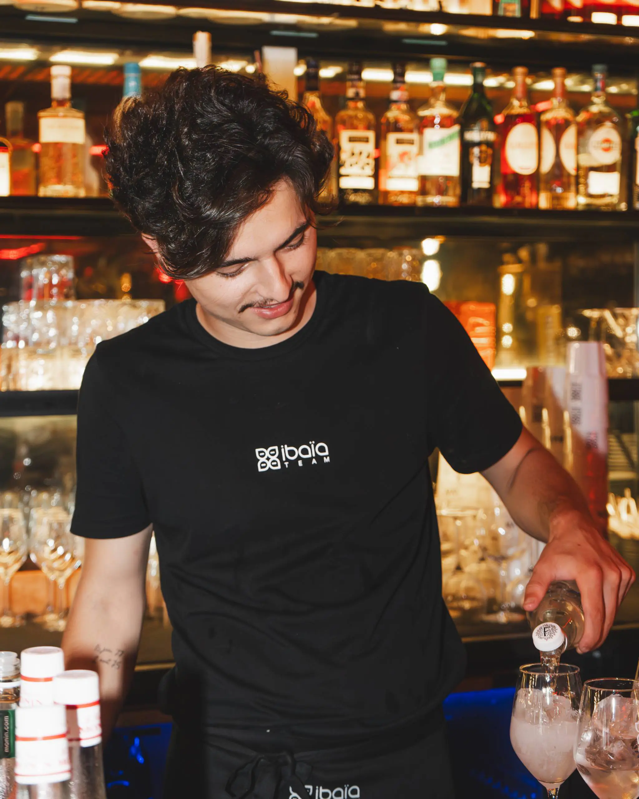 Barman préparant un cocktail au bar du restaurant Ibaïa Bordeaux