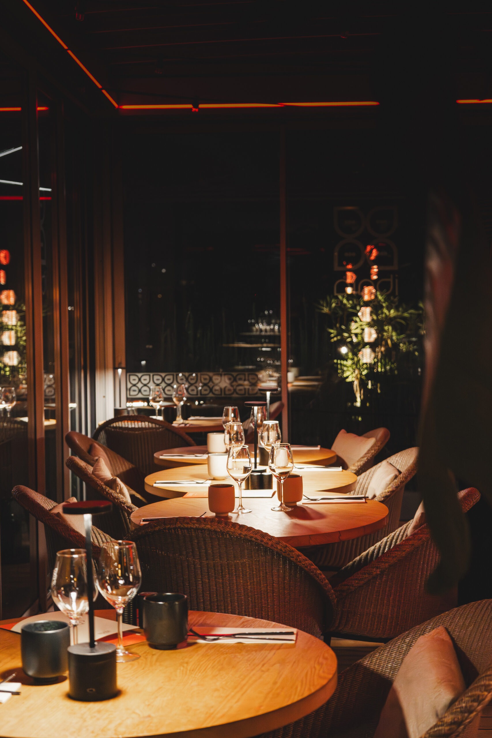 Salle du restaurant Ibaïa Bordeaux en soirée avec éclairage tamisé