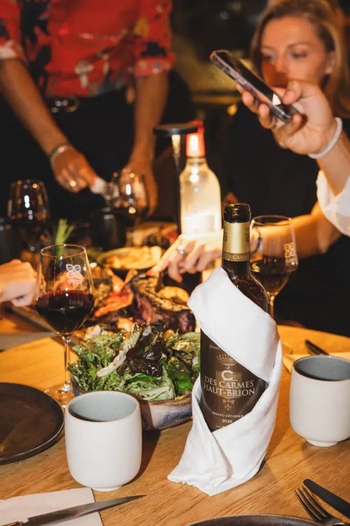 Service de plats et vin au restaurant Ibaïa Bordeaux en ambiance dîner
