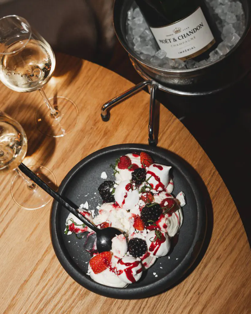 Dessert gastronomique accompagné de champagne au restaurant Ibaïa Bordeaux