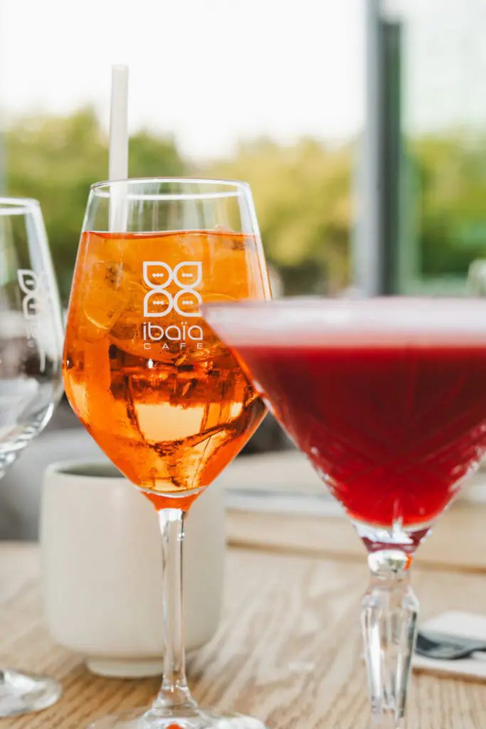 Cocktails colorés servis au restaurant Ibaïa Bordeaux