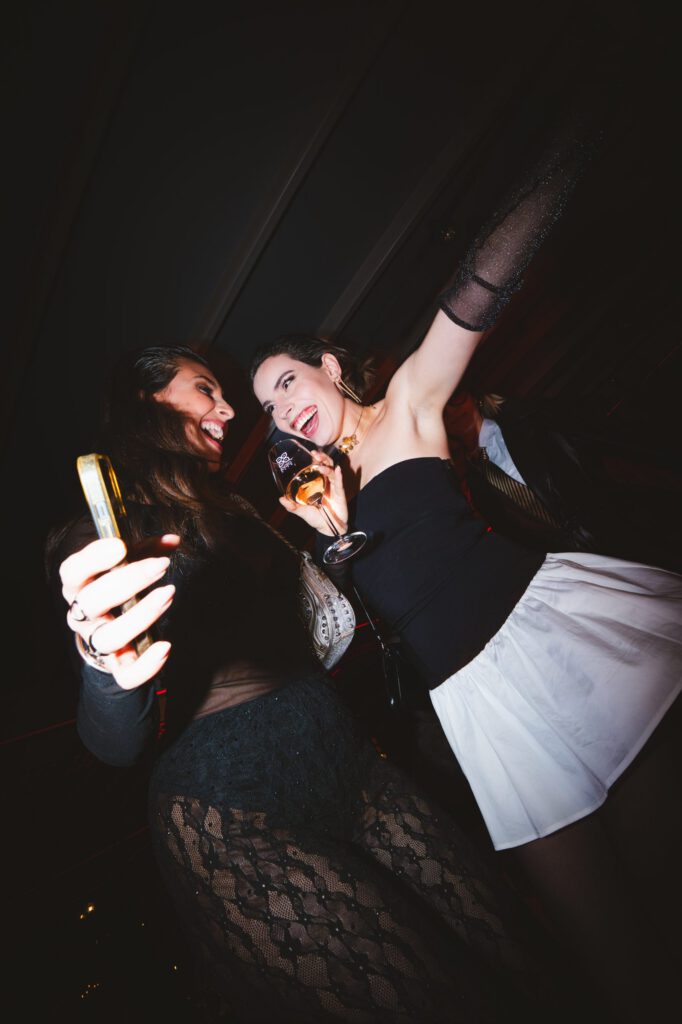 femmes selfie verre vin soirée restaurant bar Ibaïa Bordeaux
