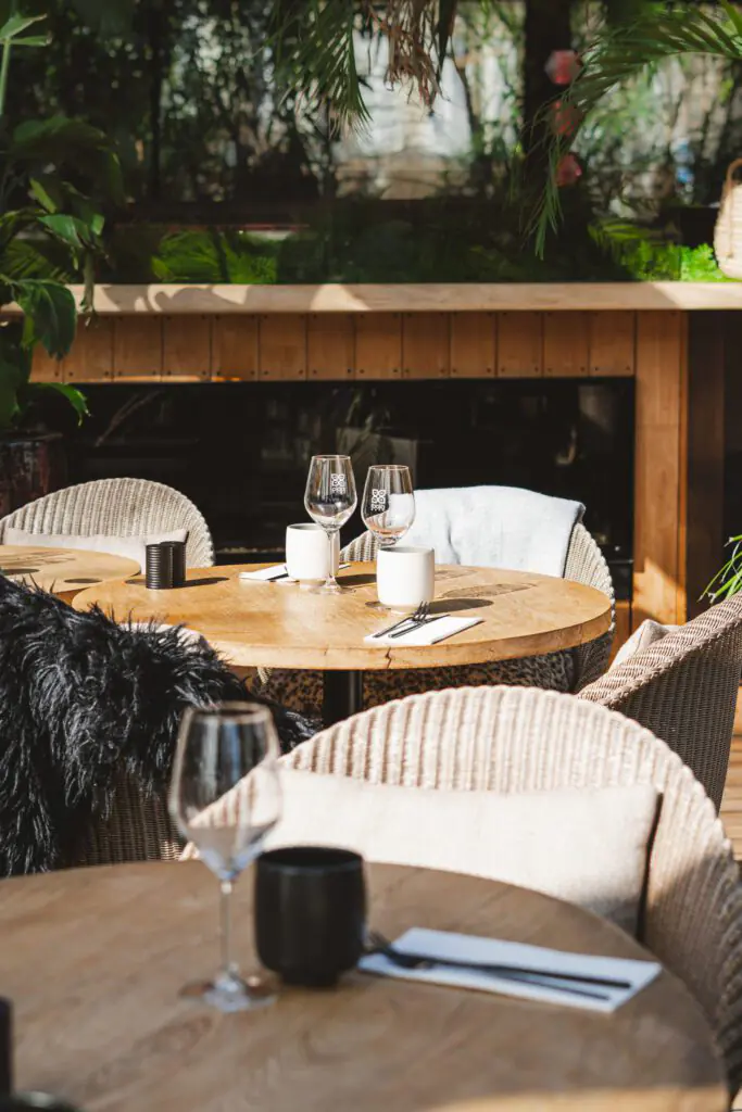 Table dressée avec verres et couverts au restaurant Ibaïa Bordeaux