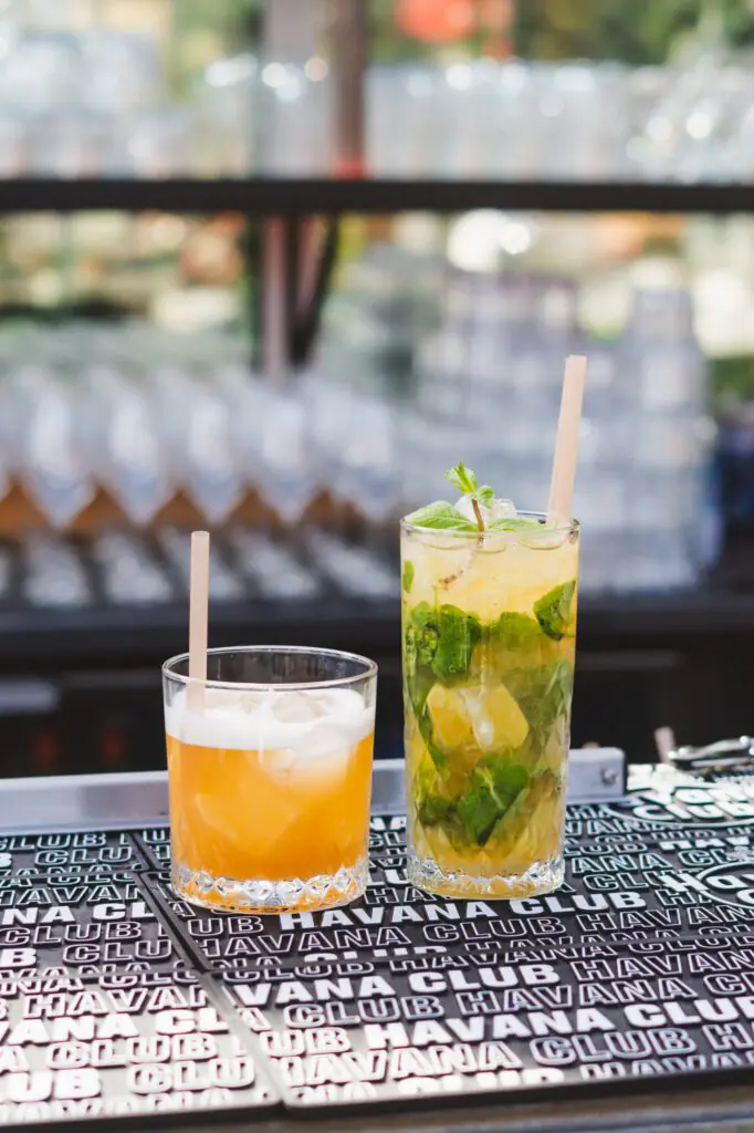 Cocktails frais avec menthe au bar du restaurant Ibaïa Bordeaux
