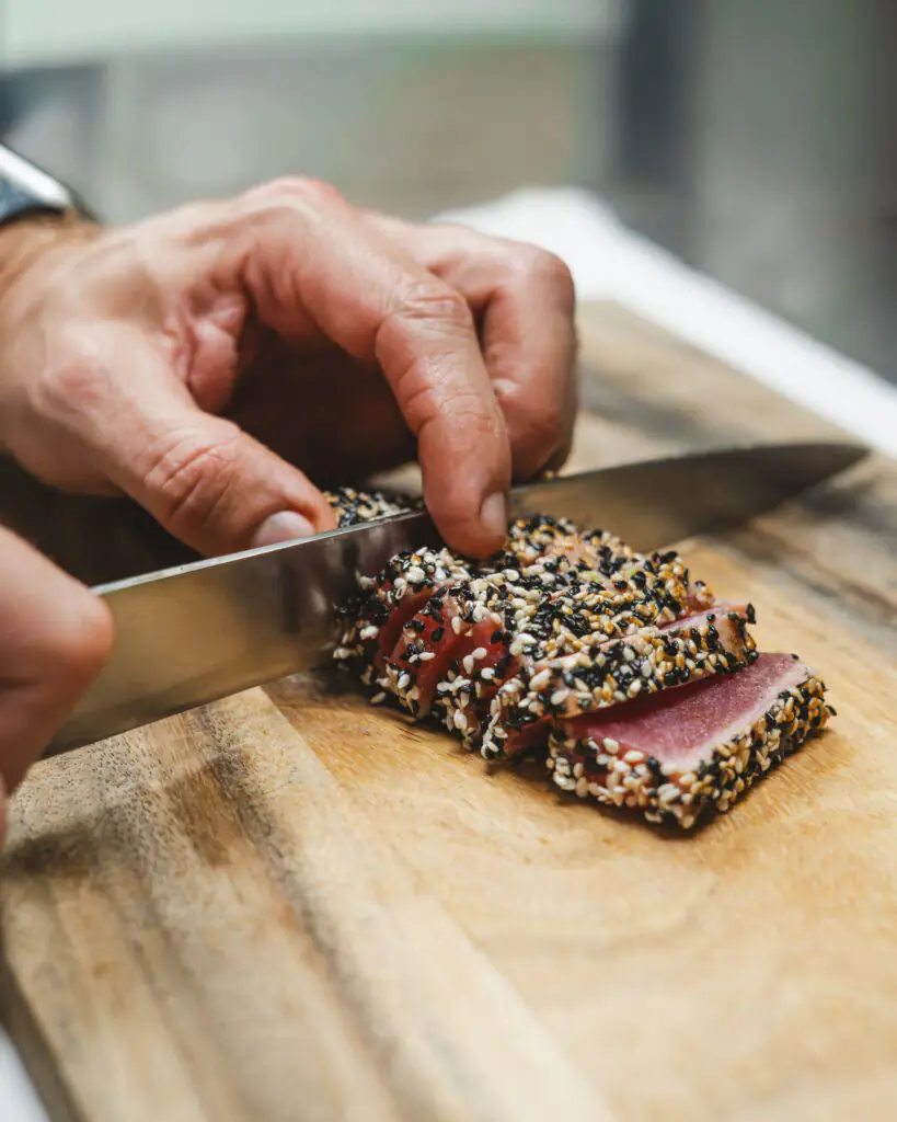 Chef préparant un plat en cuisine au restaurant Ibaïa Bordeaux