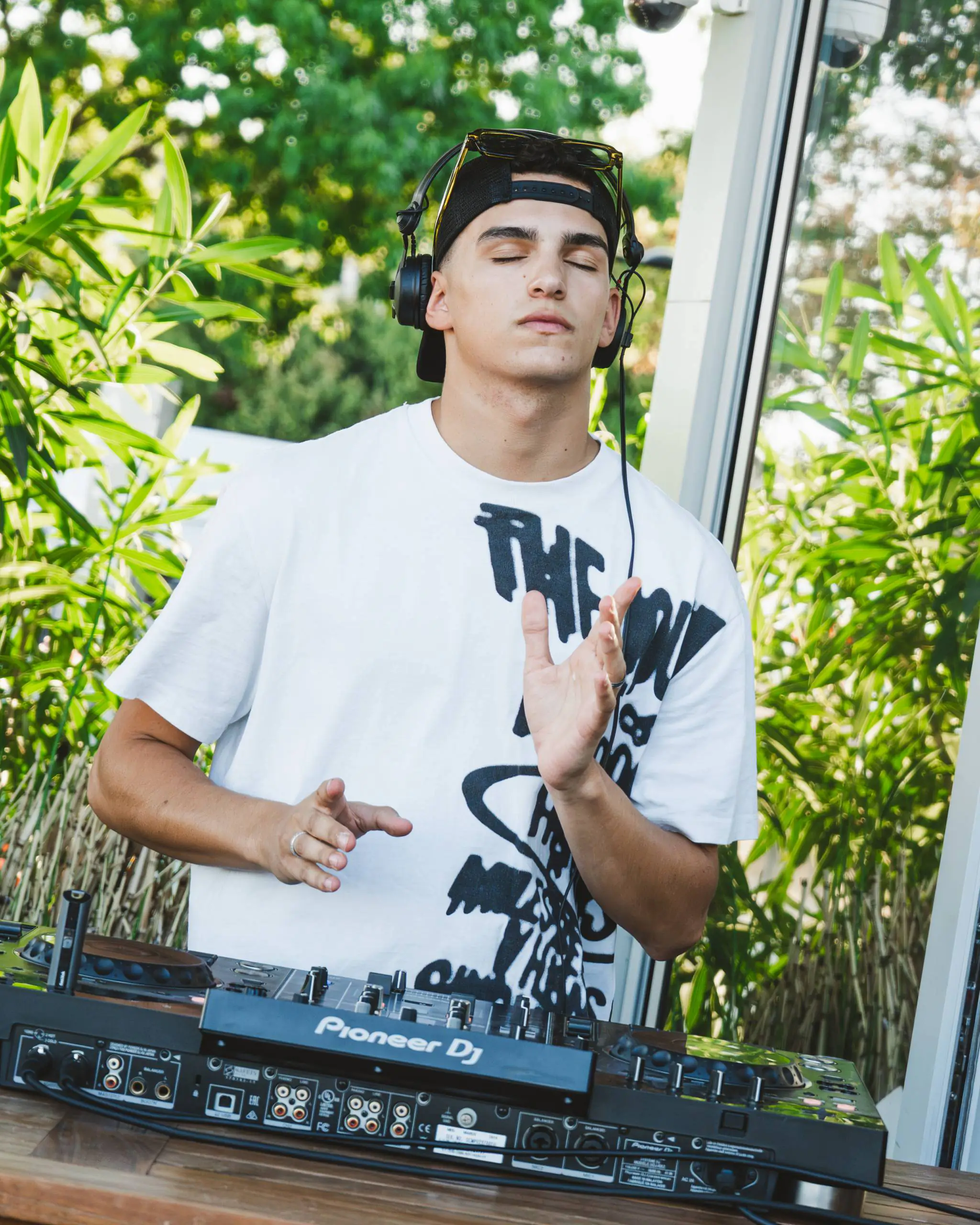 DJ mixant en terrasse au restaurant festif Ibaïa Bordeaux