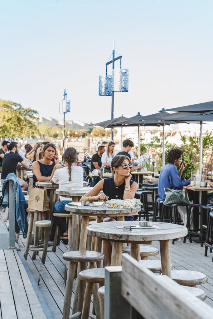 Clients installés en terrasse au restaurant Ibaïa Bordeaux