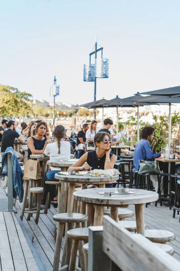 Clients installés en terrasse au restaurant Ibaïa Bordeaux